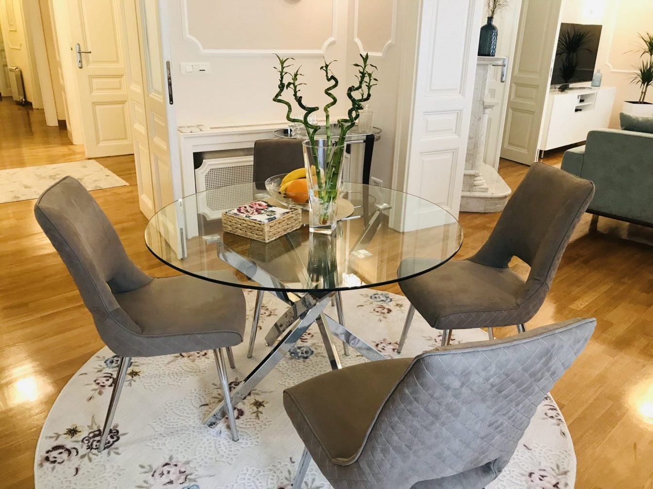 Glass table with 3 comfortable chairs